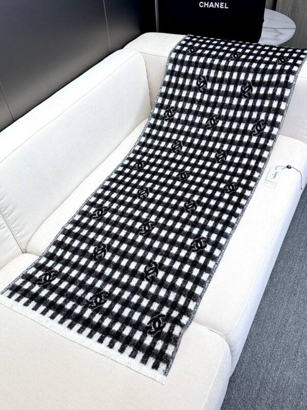 𝐂𝐡𝐚𝐧𝐞𝐥• 𝟐𝟒𝐁 "Logo plaid scarf" gray white - Image 4