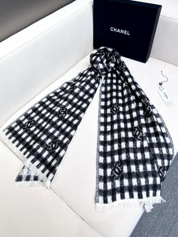 𝐂𝐡𝐚𝐧𝐞𝐥• 𝟐𝟒𝐁 "Logo plaid scarf" gray white - Image 5