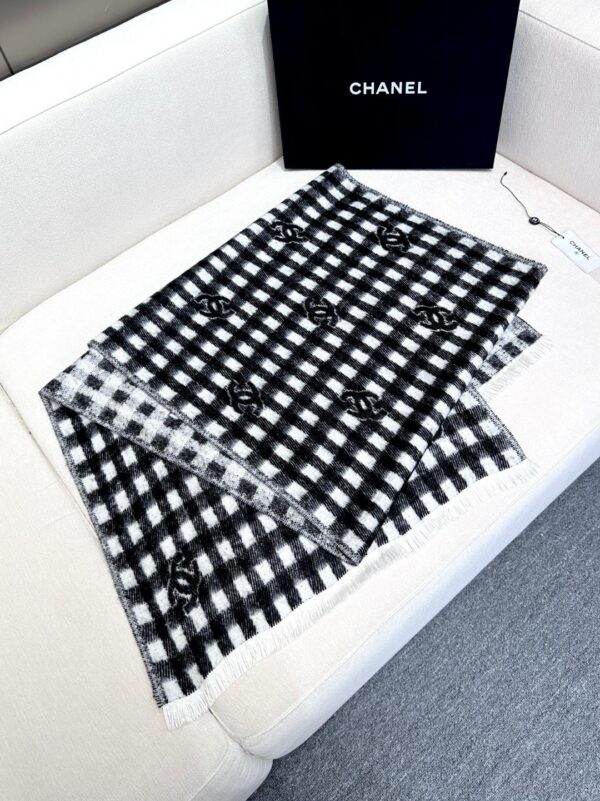 𝐂𝐡𝐚𝐧𝐞𝐥• 𝟐𝟒𝐁 "Logo plaid scarf" gray white - Image 6
