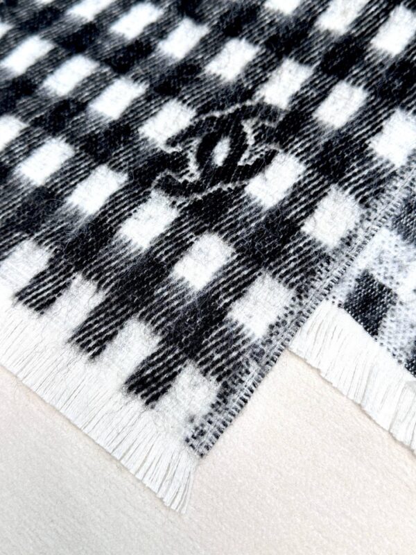 𝐂𝐡𝐚𝐧𝐞𝐥• 𝟐𝟒𝐁 "Logo plaid scarf" gray white - Image 7