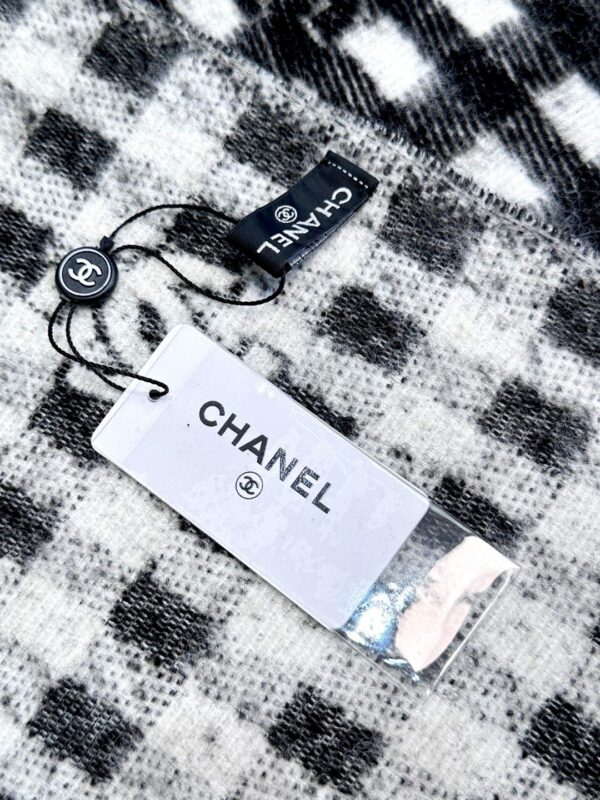 𝐂𝐡𝐚𝐧𝐞𝐥• 𝟐𝟒𝐁 "Logo plaid scarf" gray white - Image 8