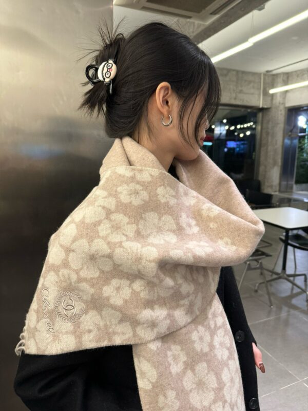 Chanel fringe edge cashmere scarf - Image 3