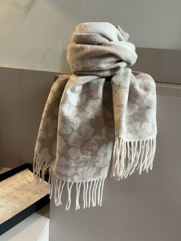 Chanel fringe edge cashmere scarf - Image 4