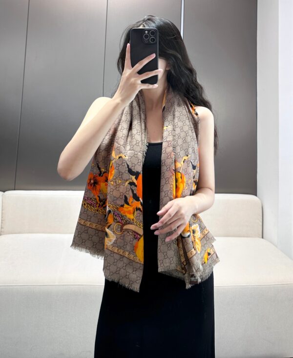 GUCCI floral print scarf - Image 2