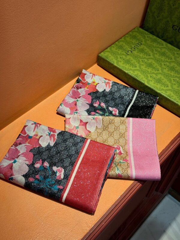 GUCCI floral print scarf - Image 8