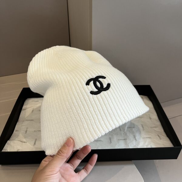 CHANEL knitted wool hat - Image 3