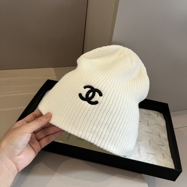 CHANEL knitted wool hat - Image 4