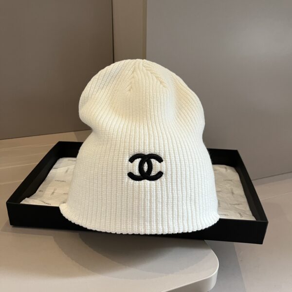 CHANEL knitted wool hat - Image 5