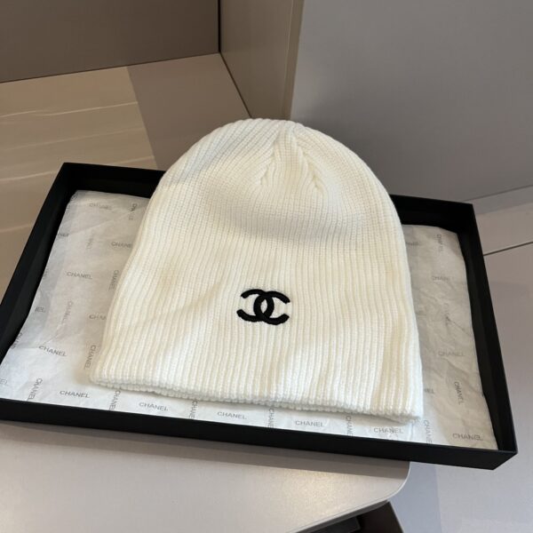 CHANEL knitted wool hat