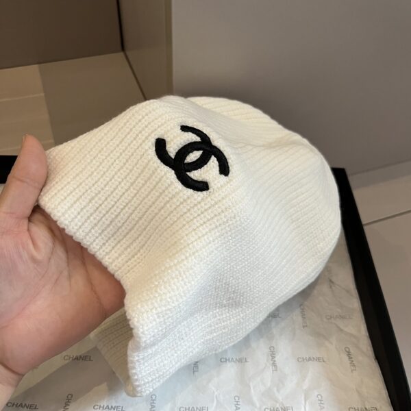 CHANEL knitted wool hat - Image 6
