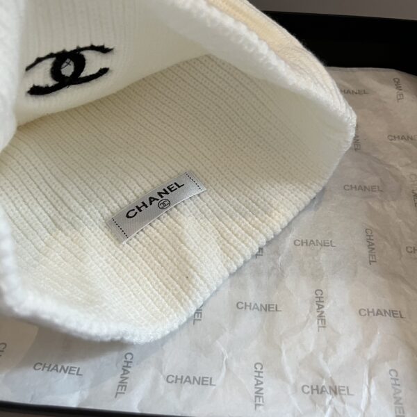 CHANEL knitted wool hat - Image 7