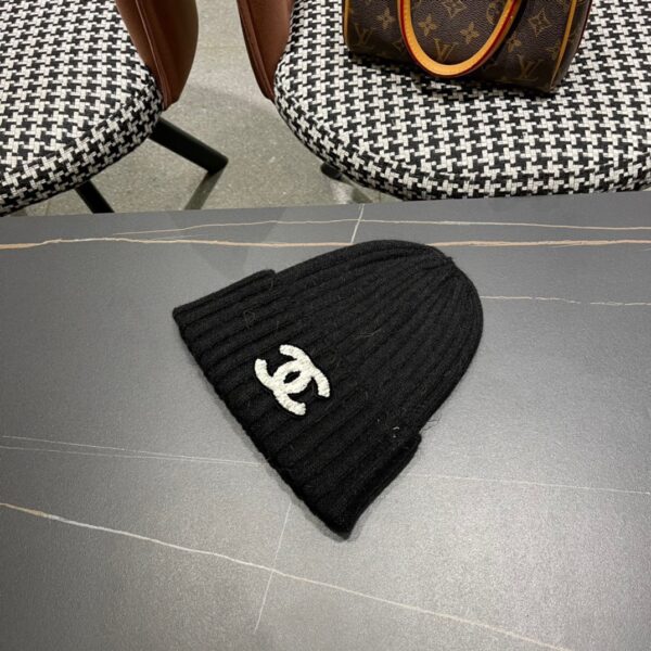 CHANEL rabbit fur knitted hat - Image 2