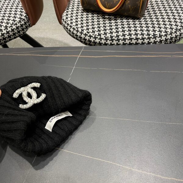 CHANEL rabbit fur knitted hat - Image 7