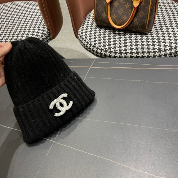 CHANEL rabbit fur knitted hat - Image 8
