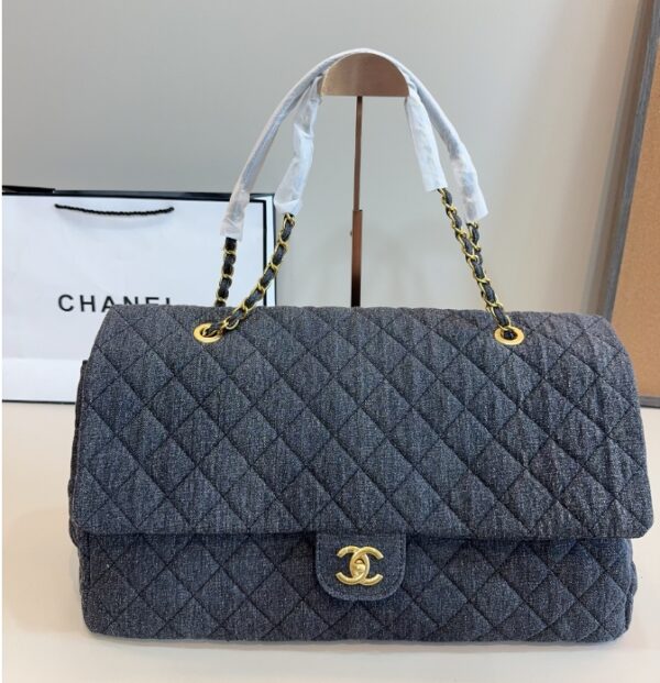 Medieval 95 new  Chanel shoulder bag 17C large-capacity airport bag leather C24 open
