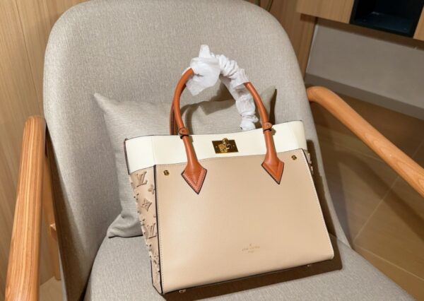 Louis Vuitton Women's One Shoulder Handbag in Beige Exquisite Fashion Versatile New Style