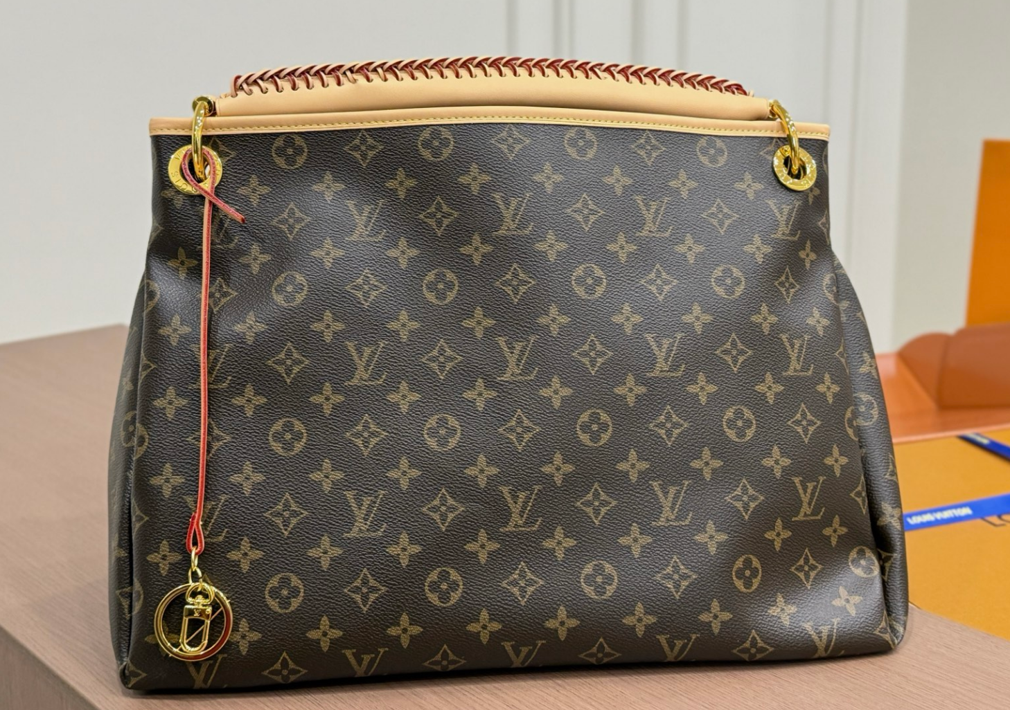 4️⃣Color-Lv Artsy bag